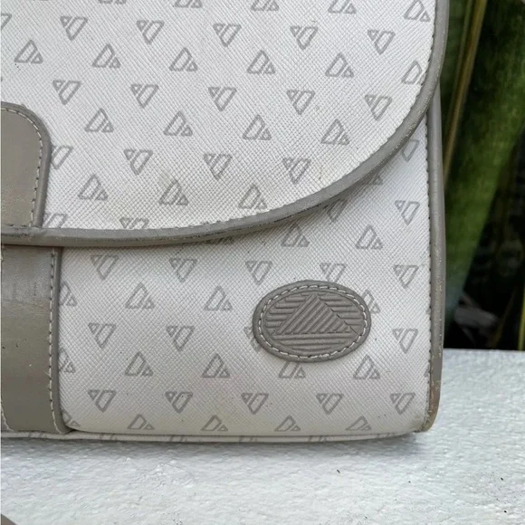 Liz Claiborne Purse Cream Taupe Brown Triangle Logo Leather Bag Vintage 80s 1985
